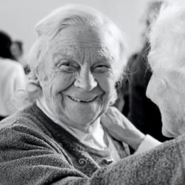 Ältere Menschen besuchen und begleiten. Kurse für freiwillig Engagierte